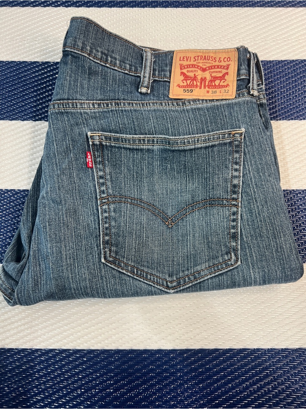 Levi’s 559 Relaxed Straight Jeans Men’s 38x32 Medium Wash Distressed Hem